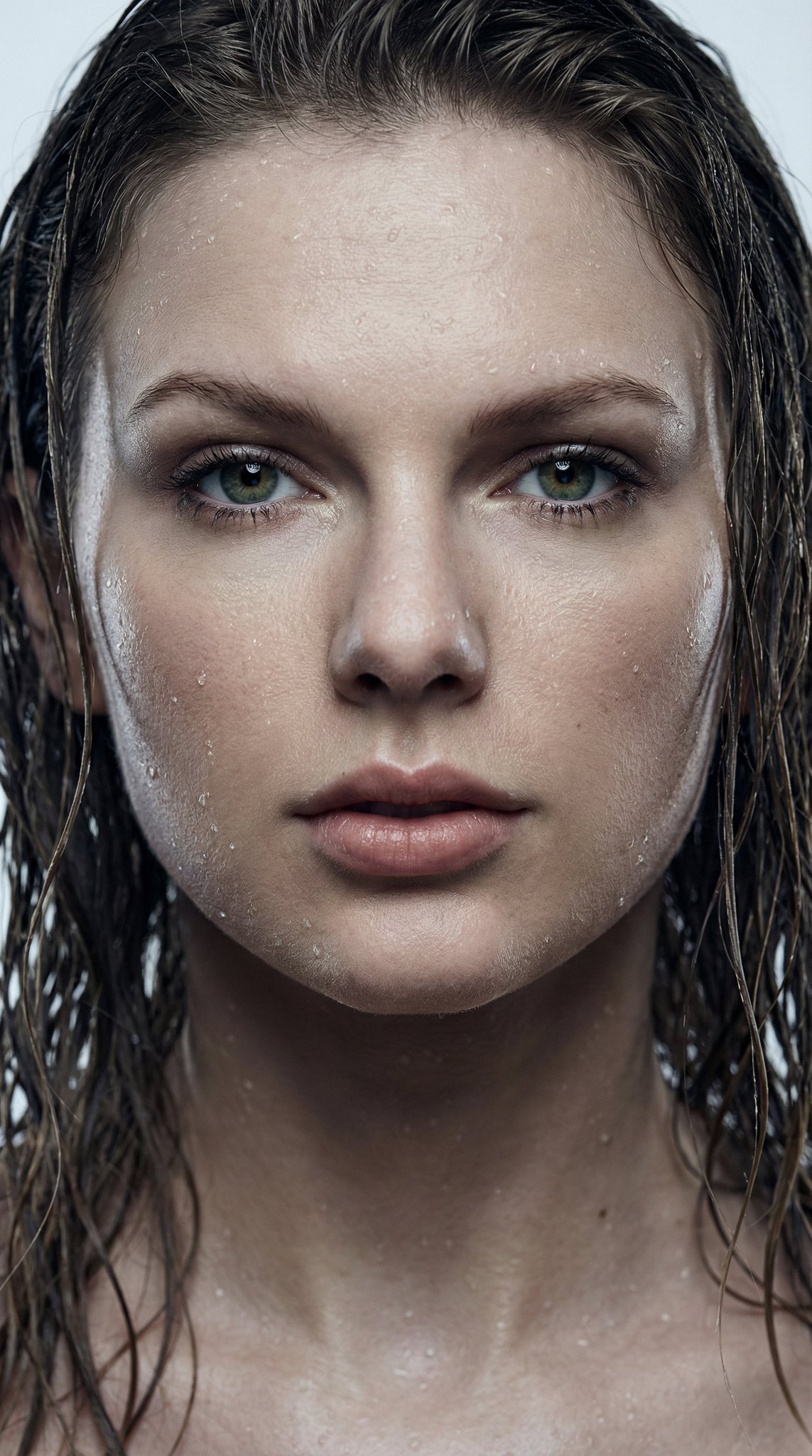 Potret Supermodel Fotorealistik dengan Wet Look - Image 4