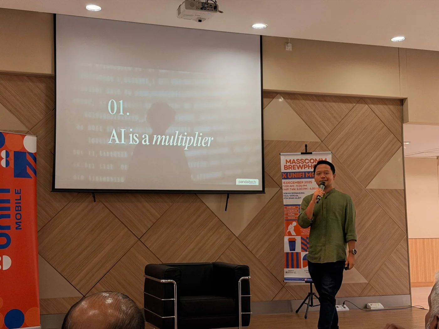 Faiq berkongsi tentang AI dalam satu sesi bersemuka